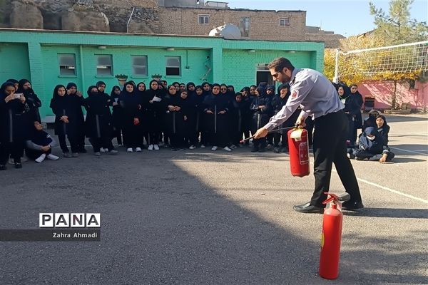 مانور اطفا حریق در آموزشگاه حضرت معصومه(س)