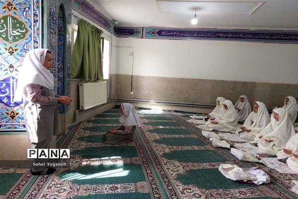 آموزش و برگزاری نماز جماعت درآموزشگاه الله‌اکبر اسلامشهر