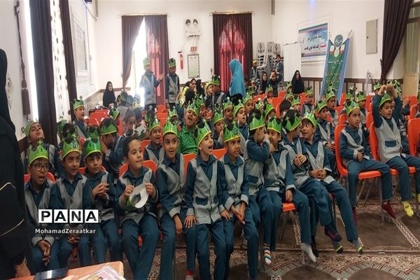 جشن قرآن در دبستان شاهد آقا مصطفی خمینی (ره)کاشمر