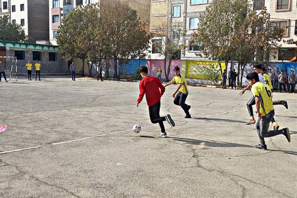 مسابقات فوتبال و والیبال به‌مناسبت هفته تربیت‌بدنی در مدرسه شهید بهشتی
