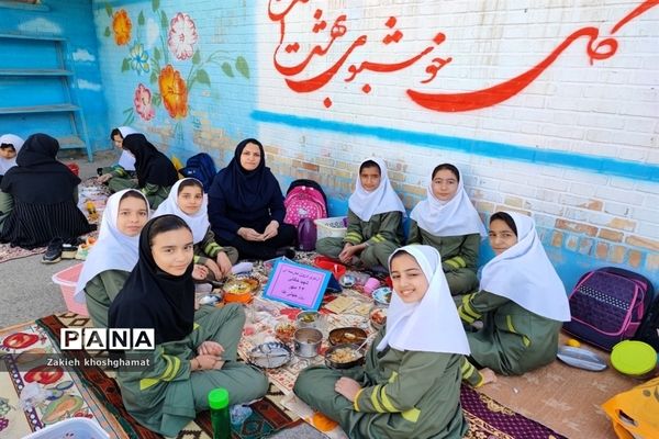 جشنواره غذای سالم و اردوی درون مدرسه‌ای در مدرسه شهید خاقانی شهرستان شیروان