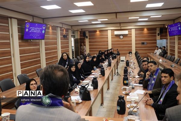 نشست هم‌اندیشی کارشناسان نواحی مشهد و تبادکان در خصوص ایام الله 13 آبان