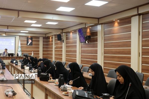 نشست هم‌اندیشی کارشناسان نواحی مشهد و تبادکان در خصوص ایام الله 13 آبان