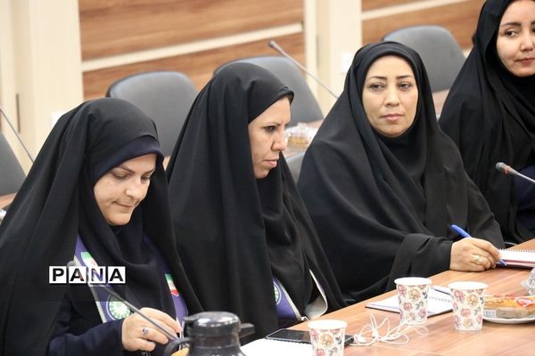 نشست هم‌اندیشی کارشناسان نواحی مشهد و تبادکان در خصوص ایام الله 13 آبان