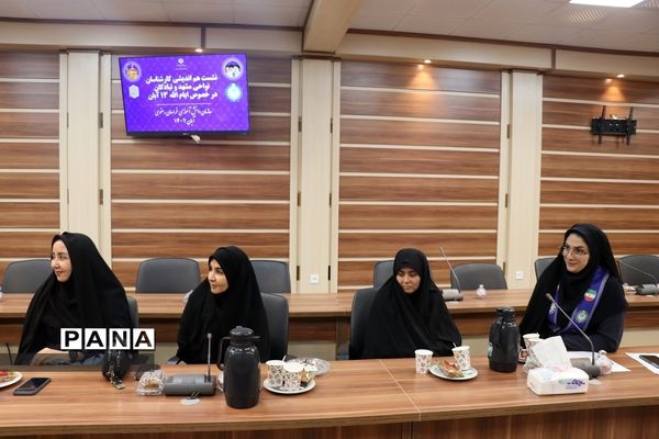 نشست هم‌اندیشی کارشناسان نواحی مشهد و تبادکان در خصوص ایام الله 13 آبان