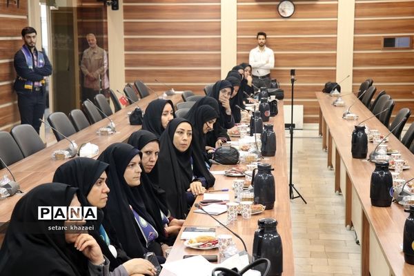 نشست هم‌اندیشی کارشناسان نواحی مشهد و تبادکان در خصوص ایام الله 13 آبان