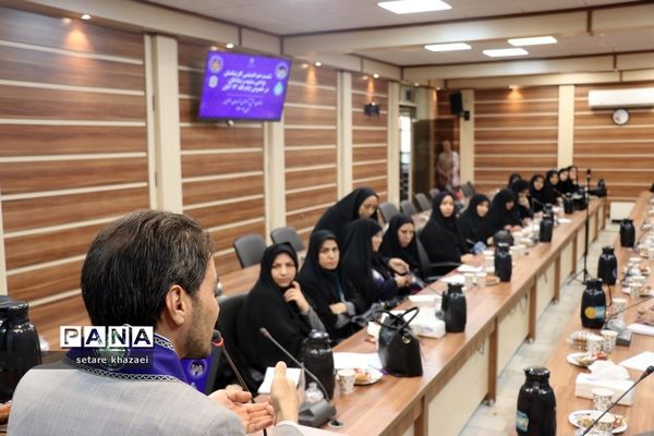 نشست هم‌اندیشی کارشناسان نواحی مشهد و تبادکان در خصوص ایام الله 13 آبان
