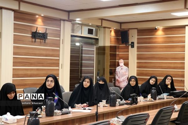 نشست هم‌اندیشی کارشناسان نواحی مشهد و تبادکان در خصوص ایام الله 13 آبان