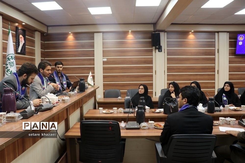 نشست هم‌اندیشی کارشناسان نواحی مشهد و تبادکان در خصوص ایام الله 13 آبان