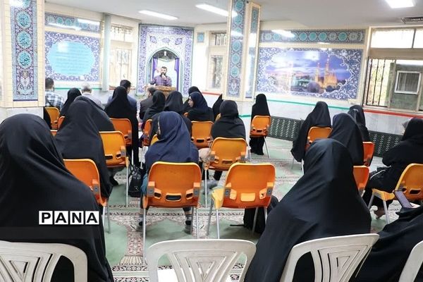مراسم تقدیر از معلمان و دانش‌آموزان جهادی در ناحیه دو ری
