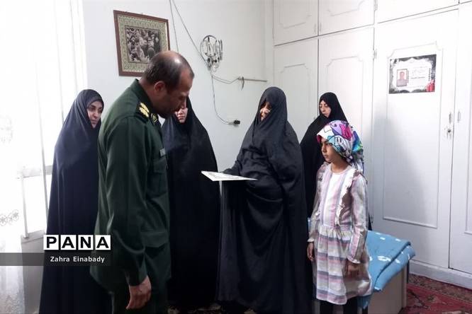حضور دانشآموزان ملاردی در پنجشنبههای شهدایی