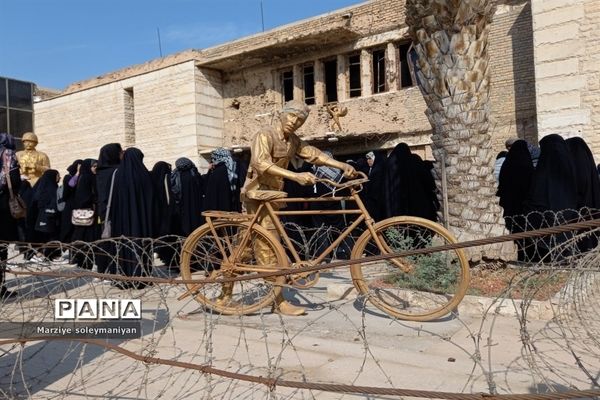 بازدید دانش‌آموزان اصفهانی شرکت کننده در اردوی راهیان نور از موزه ملی دفاع مقدس شهر خرمشهر