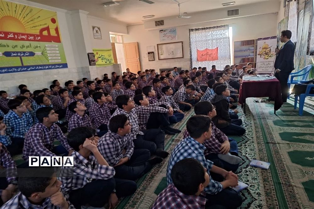حضور مدیر و کارشناس کانون فرهنگی تربیتی شهید کشاورزی در مدارس شهرستان مهریز