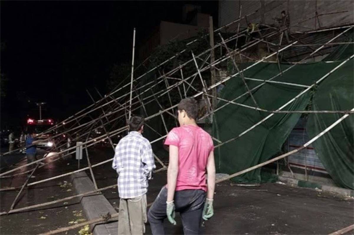 سقوط داربست ساختمان ۶ طبقه در خیابان نظام‌آباد براثر وزش باد