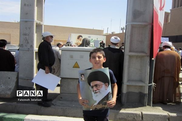 جلوه‌هایی از حضور مردم قم در راهپیمایی 15 خرداد
