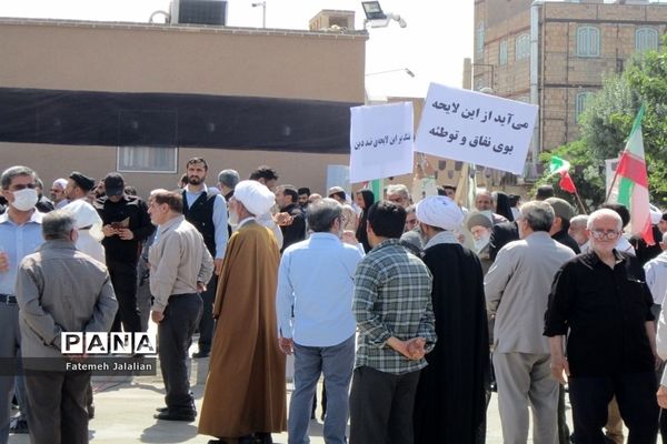 جلوه‌هایی از حضور مردم قم در راهپیمایی 15 خرداد