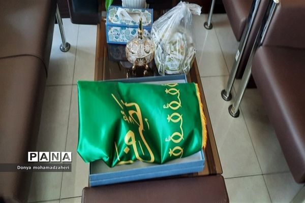 اهدا پرچم امام مهربانی‌ها به آموزش و پرورش منطقه 2 تهران