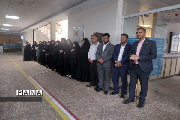 اهدا پرچم امام مهربانی‌ها به آموزش و پرورش منطقه 2 تهران