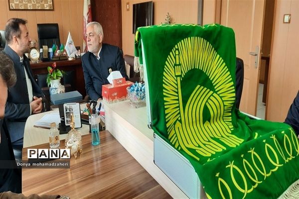 اهدا پرچم امام مهربانی‌ها به آموزش و پرورش منطقه 2 تهران