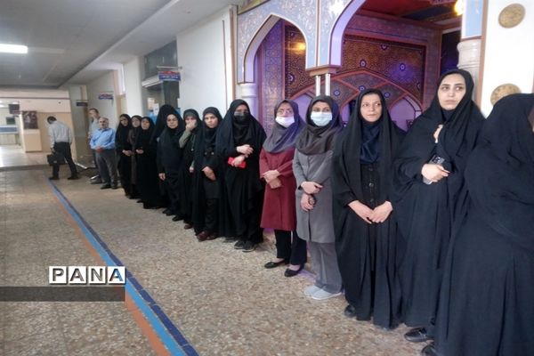 اهدا پرچم امام مهربانی‌ها به آموزش و پرورش منطقه 2 تهران