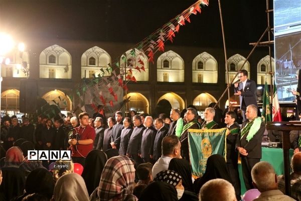 جشن بزرگ میلاد امام رضا(ع) با حضور خادمان حرم در میدان امام اصفهان