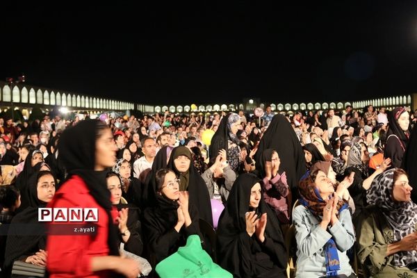 جشن بزرگ میلاد امام رضا(ع) با حضور خادمان حرم در میدان امام اصفهان