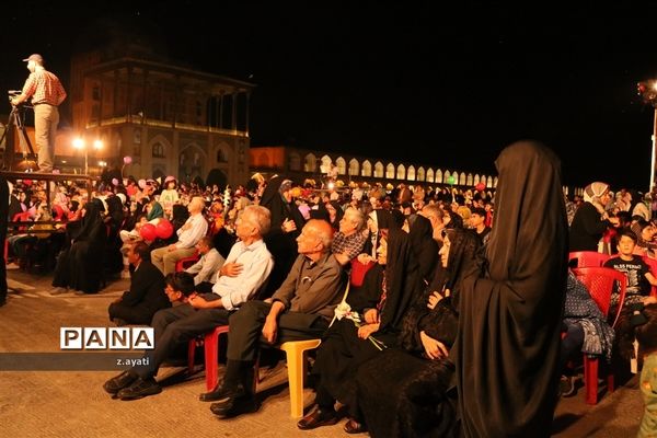 جشن بزرگ میلاد امام رضا(ع) با حضور خادمان حرم در میدان امام اصفهان