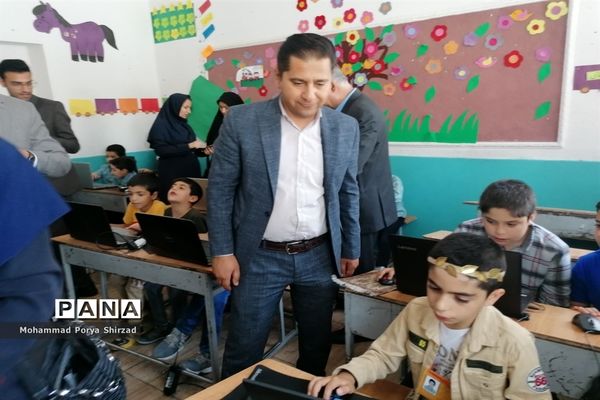 نمایشگاه دست‌سازهای دانش‌آموزان ناحیه چهار شیراز در طرح بوم