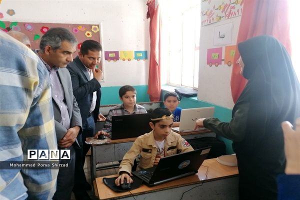نمایشگاه دست‌سازهای دانش‌آموزان ناحیه چهار شیراز در طرح بوم