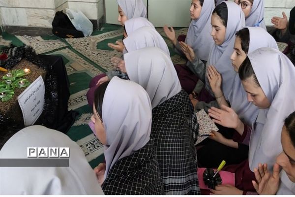 حضور دانش‌آموزان شهرستان‌قدس در مراسم سالگرد، عروج ملکوتی حضرت امام خمینی (ره)