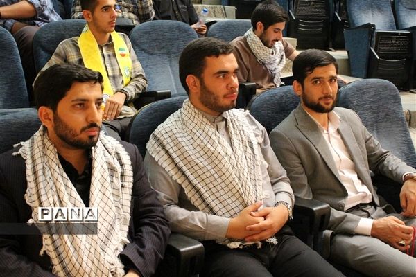 اجتماع بزرگ دانش‌آموزان‌ دهه هشتادی به مناسبت ارتحال امام خمینی (ره)  در آموزش‌و پرورش اصفهان