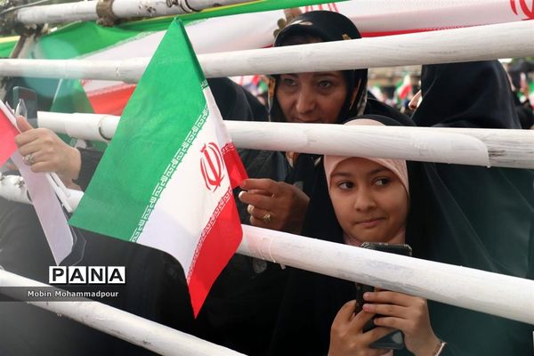 استقبال پرشکوه مردم تبریز از رئیس جمهوری