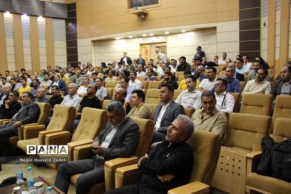 همایش آشنایی با صادرات پوشاک، کیف و کفش به کشورعراق در اسلامشهر