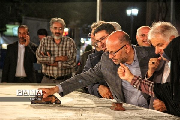 حضور عزت‌الله ضرغامی در کنار بزرگترین سفره قلمکار ایران در اصفهان