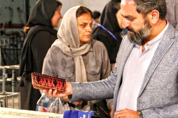 حضور عزت‌الله ضرغامی در کنار بزرگترین سفره قلمکار ایران در اصفهان