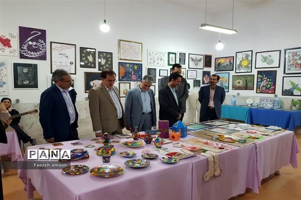 برپایی نمایشگاه فرهنگ و هنر در نگارخانه دبیرستان فرزانگان یزد