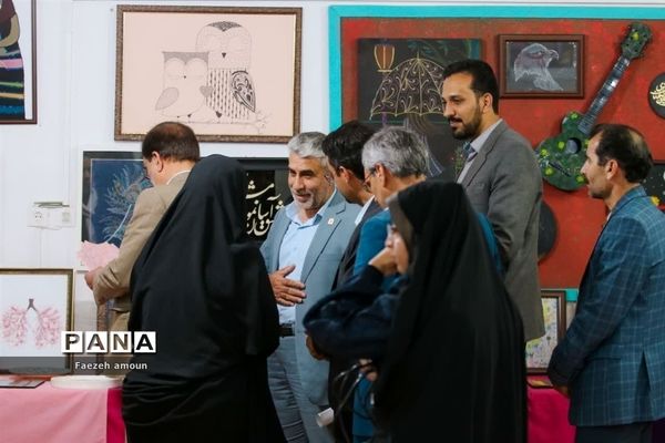 برپایی نمایشگاه فرهنگ و هنر در نگارخانه دبیرستان فرزانگان یزد