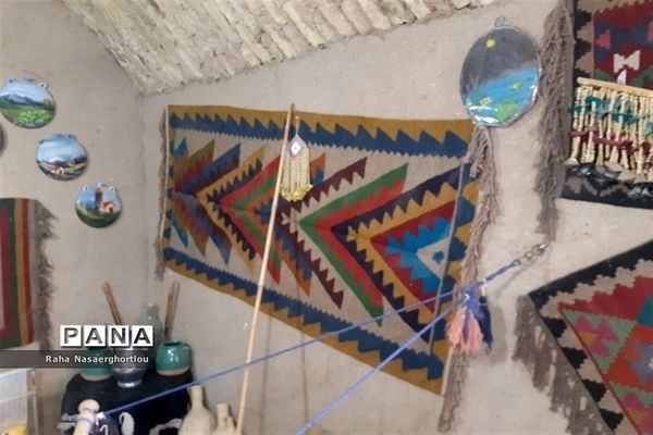 هفته صنایع‌دستی و بازدید دانش‌آموزان منطقه جوادآباد از کارهای دستی مهری تاجیک کار‌آفرین روستای محمد‌آباد عرب‌ها