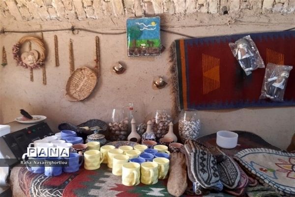 هفته صنایع‌دستی و بازدید دانش‌آموزان منطقه جوادآباد از کارهای دستی مهری تاجیک کار‌آفرین روستای محمد‌آباد عرب‌ها