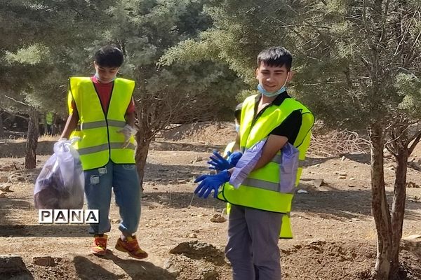 دانش‌آموزان دوستدار محیط‌زیست به کمک پاکبانان برای پاکسازی محیط زیست رفتند