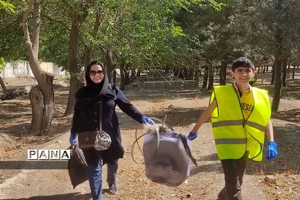 دانش‌آموزان دوستدار محیط‌زیست به کمک پاکبانان برای پاکسازی محیط زیست رفتند