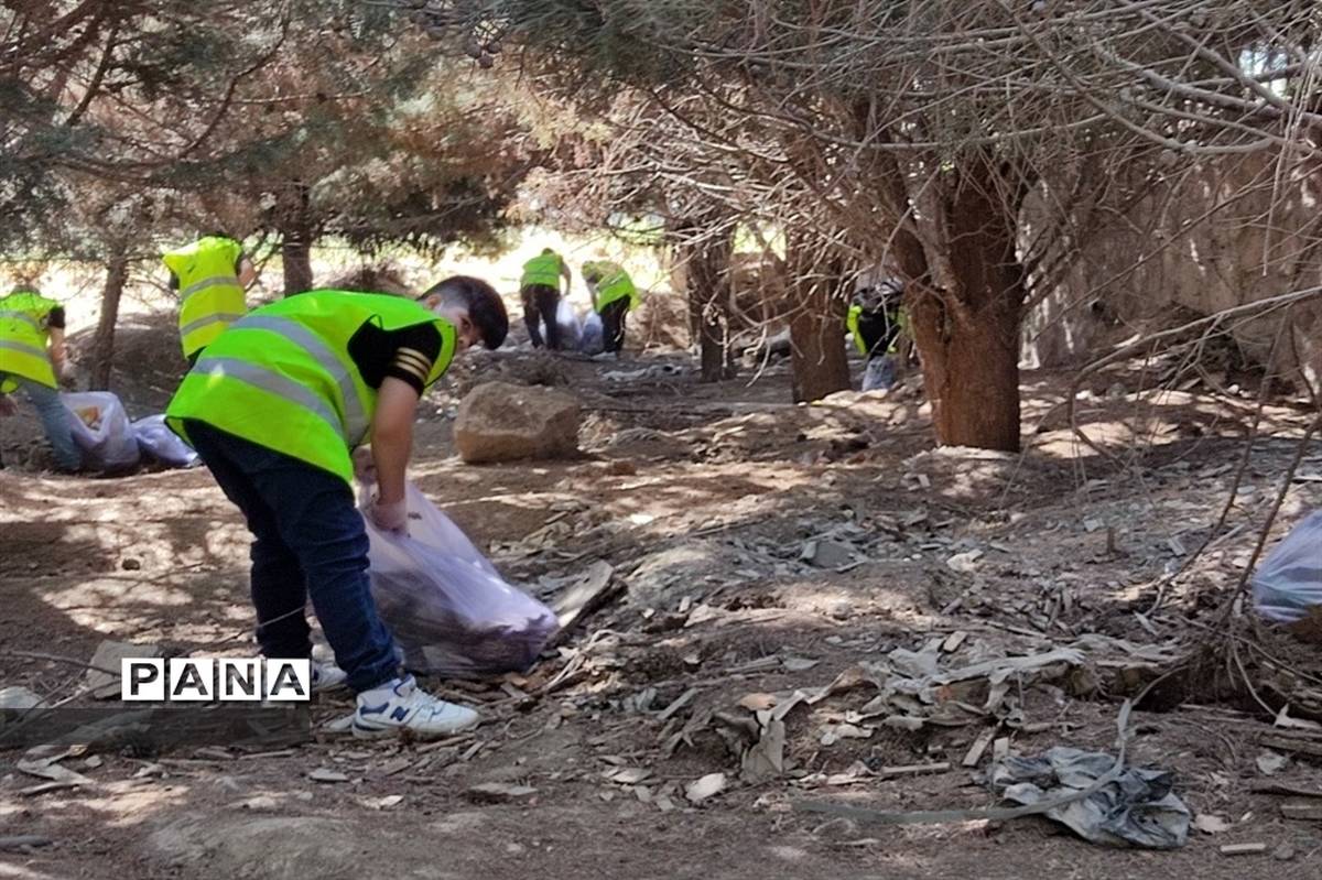 دانش‌آموزان دوستدار محیط‌زیست به کمک پاکبانان برای پاکسازی محیط زیست رفتند