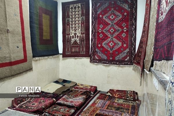 بازدید معاون پرورشی و تربیت‌بدنی آموزش و پرورش شهرستان قرچک از نمایشگاه صنایع‌دستی شهرستان‌