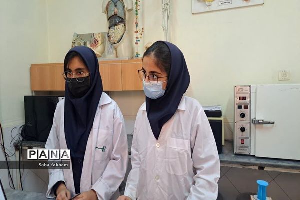 مسابقه محور علوم آزمایشگاهی در پژوهش‌سرای احمدی روشن ناحیه یک بهارستان