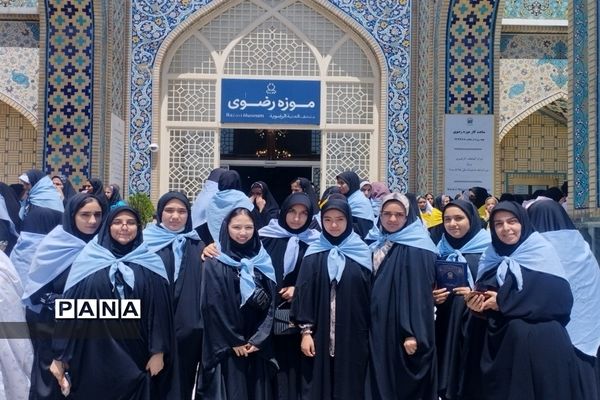 بازدید دانش آموزان دختر زیارت‌اولی استان اصفهان از موزه آستان قدس رضوی
