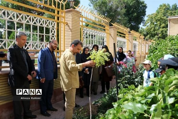 نشست انجمن شاعران نوجوان روشنا