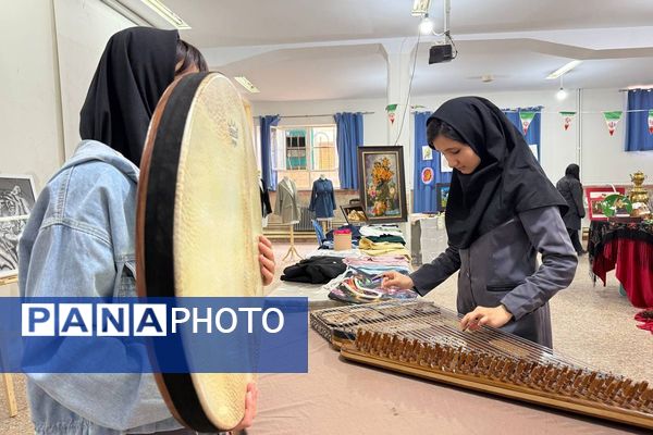 آیین افتتاحیه نمایشگاه هنری «ماها» در هنرستان شهید تاجیک بهارستان‌دو