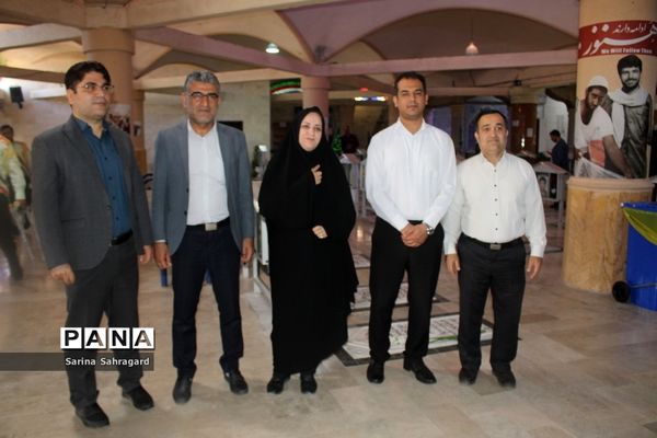 عطر افشانی و غبار روبی قبور مطهر شهدا در بوشهر