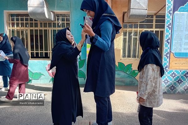 حضور رئیس سازمان پرورش استعدادهای درخشان کشور میان اولیای دانش‌آموزان داوطلب آزمون تیزهوشان