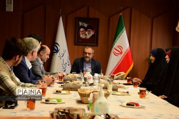 دیدار صمیمی خبرنگاران پانا با استاندار مرکزی